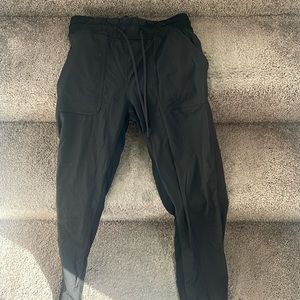 Lululemon joggers In black with drawstring size 6